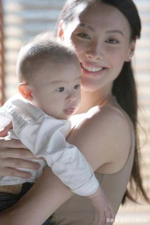 王俪桥是李嘉诚唯一的儿媳,梁洛施连生3子为何没能嫁入豪门?