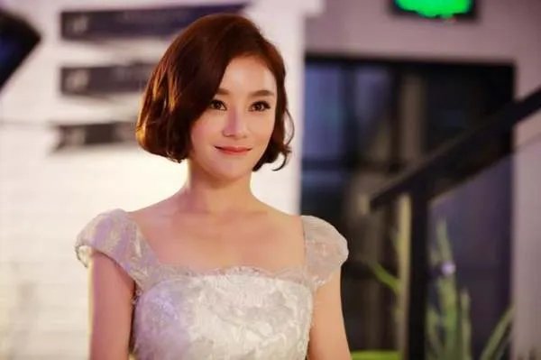 曾被喊“滚出娱乐圈”，最后却混的风生水起的女明星有谁？