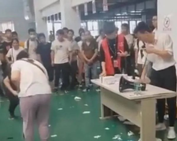 世硕电子厂粗暴发证曝光后，大批员工离职，为何当时没有人反抗呢？
