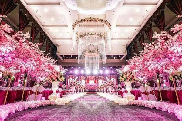 沈阳一新人乘地铁去举办婚礼,如何评价这场在“天价婚车”上的浪漫?