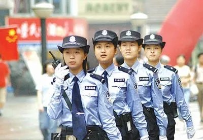 四川一女子当街晕倒民警见状飞奔救人，从民警的举动中体现出了什么？