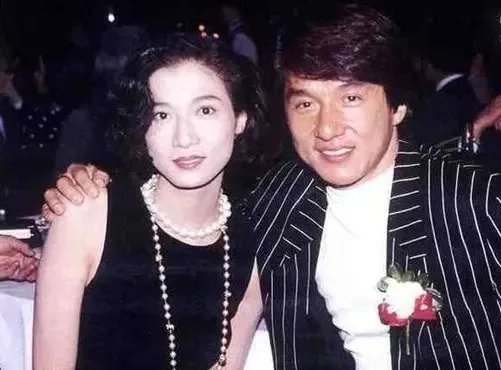 成龙和吴绮莉到底怎么回事?