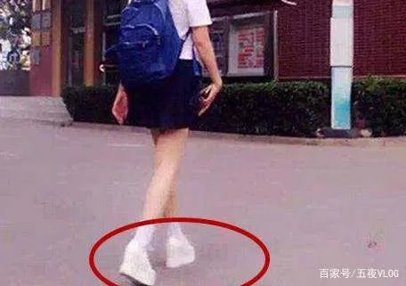 林妙可晒出的照片中,妈妈是什么样的装扮?