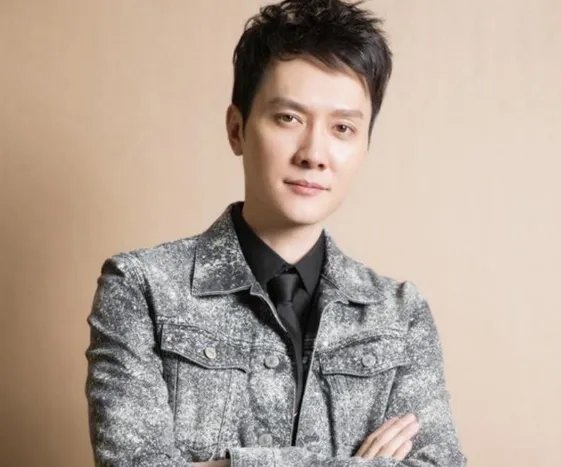 网友偶遇冯绍峰上海拍新戏，同时遇到的还有谁？