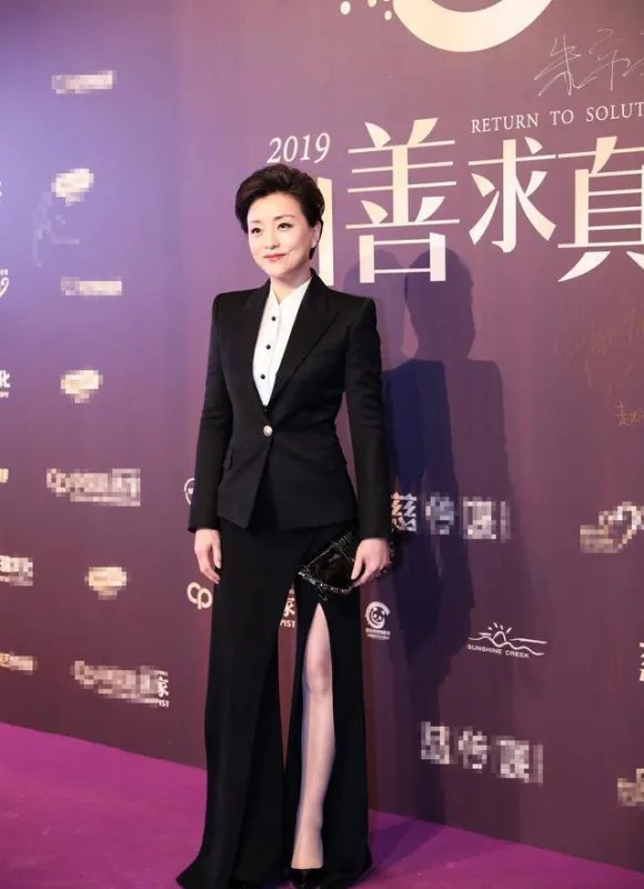 气质优雅的杨澜,她的脸在素颜照中是什么状态?