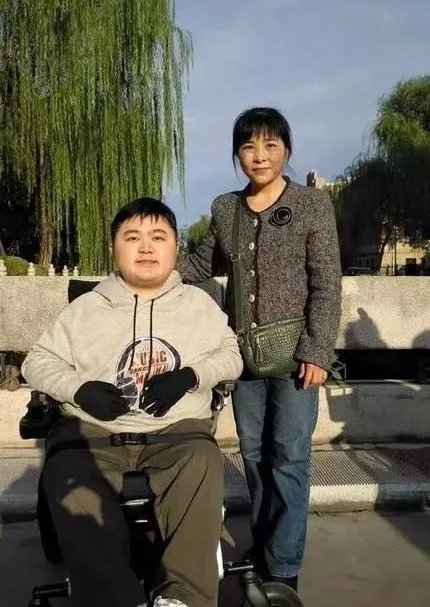 妈妈背患病儿子读到清华博士,妈妈是如何照顾他的?