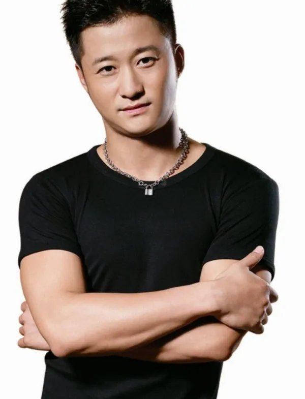 吴京与导演袁和平聚餐,穿着休闲饭后送友人上车离开,如何评价吴京?