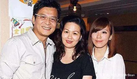 和赌王同一天去世的梁洁华,与“靖哥哥”相守32年,过的怎样?