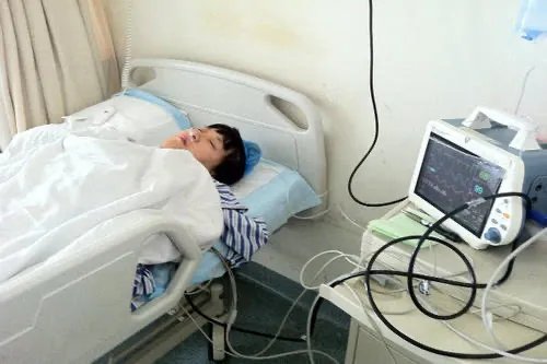 大二女生休学两年陪伴患癌母亲,你支持他的做法吗?
