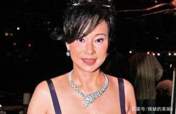 赌王曾送三太700万钻戒，可送过什么给黎婉华？赌王最爱哪个女人？