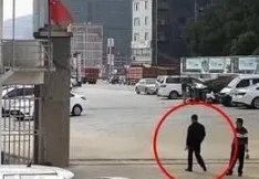 城管局长用挖掘机拆校门,权力耍横还是职责所在?