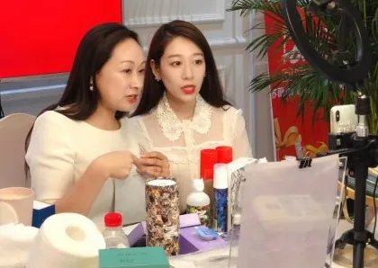 “泰国坠崖孕妇”直播带货被骂惨,受害人就不配直播带货来谋生吗?