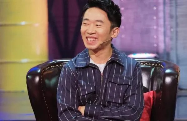 杨迪竟下跪感谢父母,由此可以看出杨迪的家庭氛围吗?