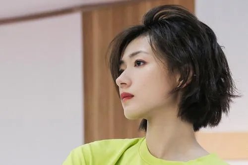 万茜右手骨折未痊愈就复工,她为什么这么拼?