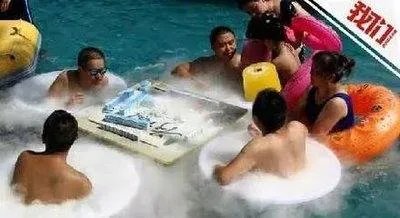 “花式”避暑，坐冰桶打麻将！连避暑都离不开麻将，川渝民众为何喜爱麻将？