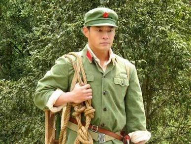 他是毁掉庾澄庆家庭的真凶,殴打伊能静,如今还是一个人生活,他是谁?
