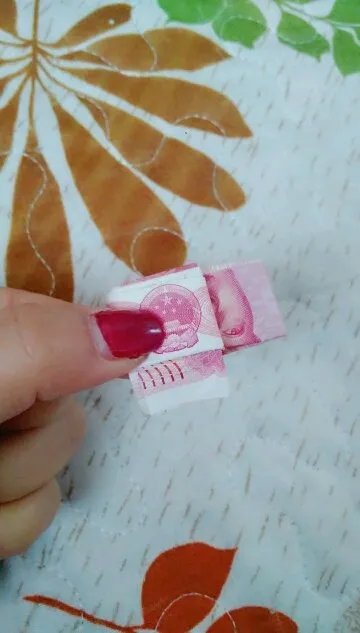 怎么用100元叠方形戒指 国徽朝上