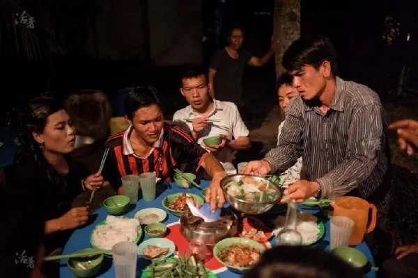 越南一儿媳敬酒公婆不愿接,新郎怒砸婚礼现场,你赞成新郎这么做吗?
