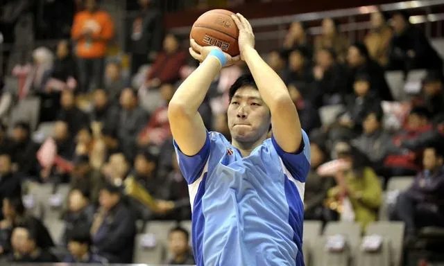 打爆周琦、王哲林，为何韩德君却在国家队站不住脚呢？