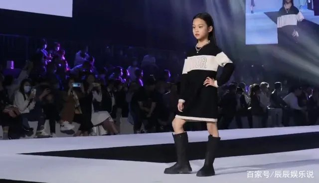 8岁甜馨长大啦!化浓妆穿着时尚T台走秀,你觉甜馨气场更像谁?