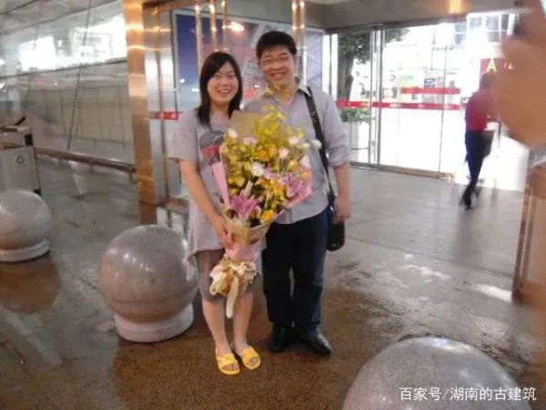 西单女孩在地下通道一唱成名并登上春晚,后来如何了?