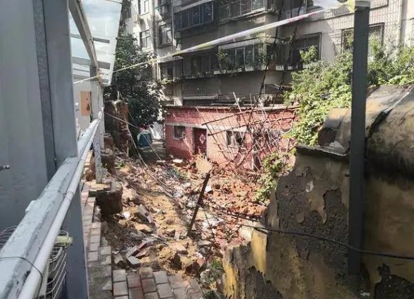 郑州一小区暴雨中倒下一堵墙维修费要129万,成本价究竟需要多少?