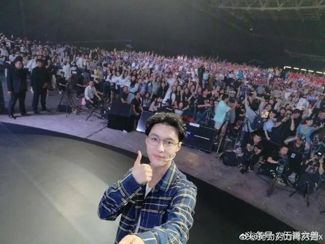 为何张艺兴在腾讯视频星光大赏舞台上下跪?