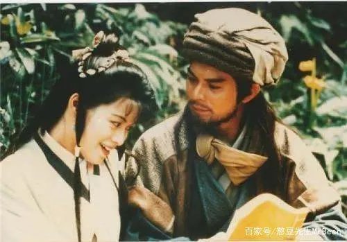 和赌王同一天去世的梁洁华,与“靖哥哥”相守32年,过的怎样?