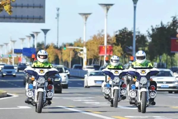 四川一女子当街晕倒民警见状飞奔救人,从民警的举动中体现出了什么?