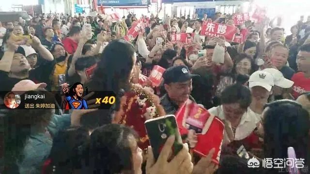 朱婷回国大场面:几百人接机,50万人看直播,央视在机场直接采访。你怎么看?