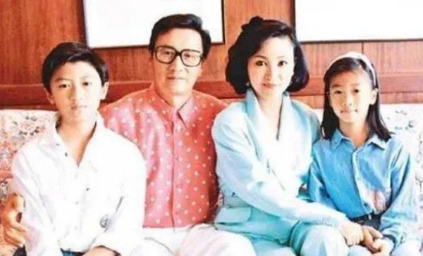 谢贤与前妻狄波拉生了一对优秀的儿女,为什么最后还是以离婚收场?