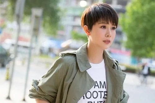 海清片场拍戏三助理贴身伺候，为什么孙俪却总是自己动手做事情?