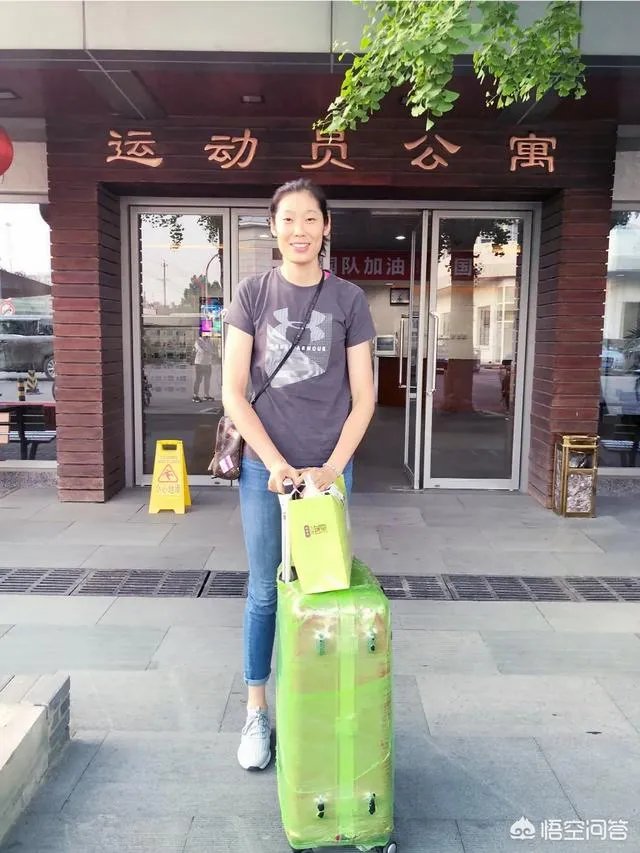朱婷回国大场面:几百人接机,50万人看直播,央视在机场直接采访。你怎么看?