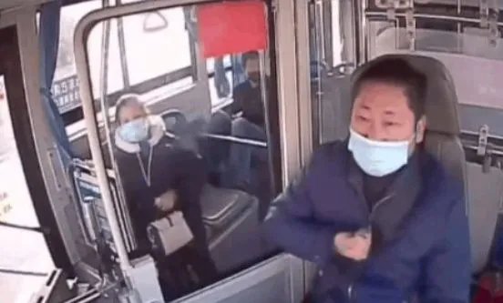 公交司机突发心梗忍痛将车停稳后去世,公交车公司是否该对其做出赔偿?
