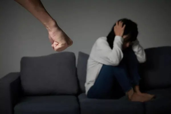 巴西一名孕妇为了躲避家暴试图跳楼,她丈夫是什么反应?