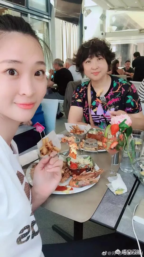 中国女排激战正酣期间，名宿惠若琪晒出在法国旅游照片心情大好，你怎么看？