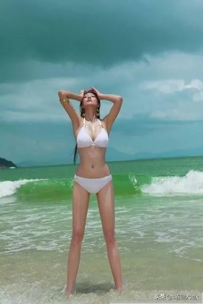 夏天为什么很多女人穿短裤露着腿,男人却穿着长裤?是因为女人的腿比男人好看吗?