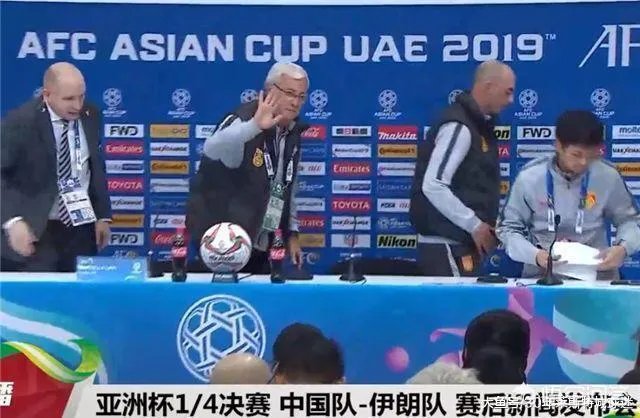 国足0:3输伊朗,里皮说对球员没有任何感谢,这是他任期最后一场,对此你怎么看?