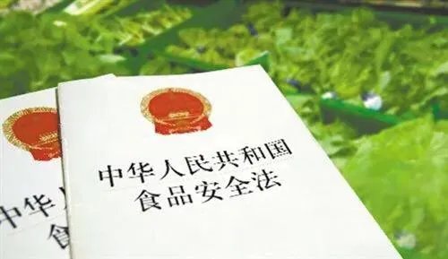 对于厨师向炒菜锅吐口水这件事你怎么看?