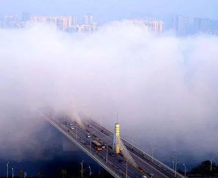 高速公路突然出现雾团，有什么办法可以避免车祸的发生吗？