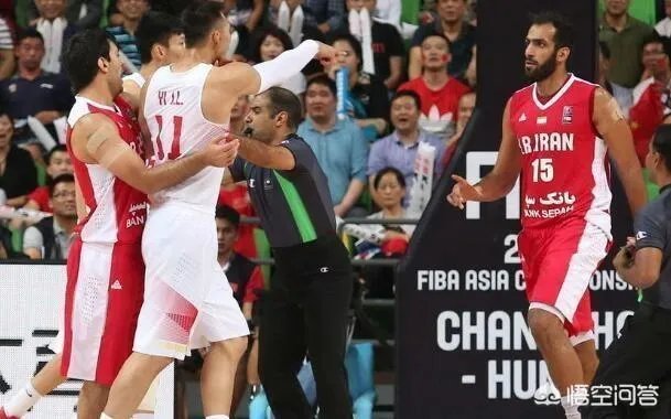 当年在天津世锦赛上,哈达迪为什么会做“摊手”动作侮辱易建联?当时发生了什么事?
