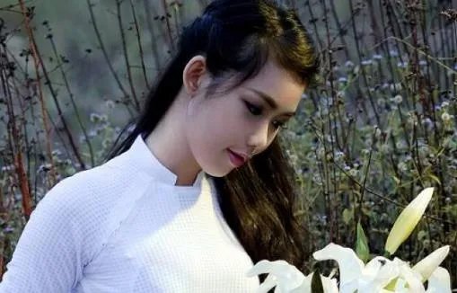 郑爽与成龙冯小刚聚餐，主动敬酒，社交中女生该注意什么？