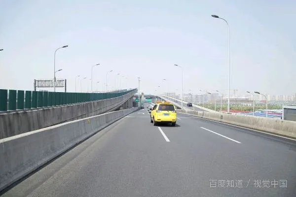晚上在高速上驾驶员突然晕倒会发生什么？我在副驾驶会受到伤害吗？