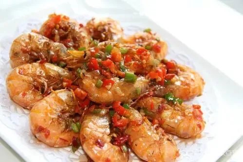 椒盐中虾属于鲁菜系，该怎样去做椒盐中虾？