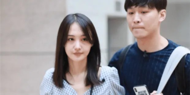 郑爽与男友张恒综艺秀恩爱，却被网友吐槽是第二个周一围？