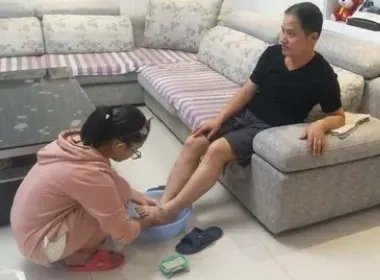 郑州一小女孩给爸爸洗脚拍照后转身就走,你如何看待此事?