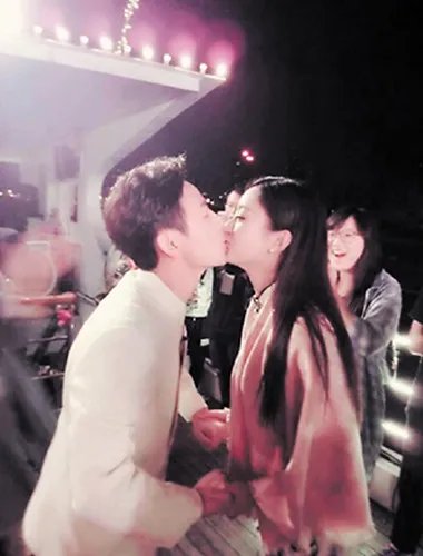 赵丽颖何炅在一起了吗 两人亲吻有父女既视感