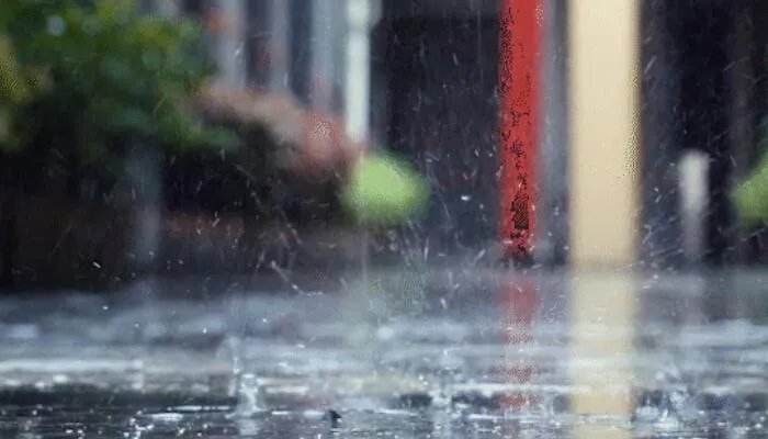 直击南方暴雨:浮桥被冲垮城镇内涝 南方暴雨今日最新消息