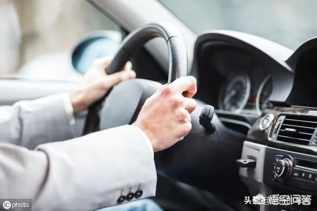 今天第一天开车上路,过红绿灯和路口老是熄火,老司机请支招怎么办,后车大喇叭狂按?