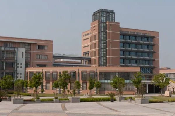 青岛只有青岛农业大学专科和本科在一个校区吗?